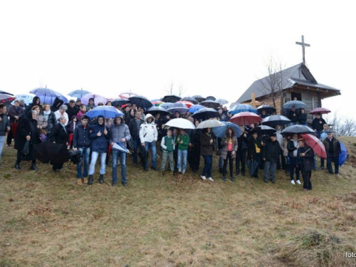 FOTO: Mons. dr. Pero Sudar predvodio misu i Križni put na Uzdolu