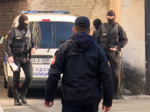 U tijeku velika policijska akcija, pretresi na 25 lokacija