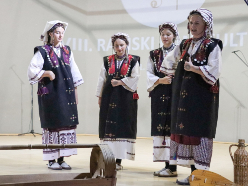 FOTO: Večer folklora u Domu kulture: Susret tradicije, glazbe i zajedništva