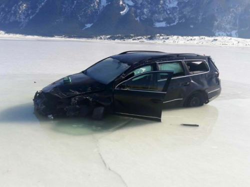 Vozač izgubio kontrolu i završio na ledu Blidinjskoga jezera