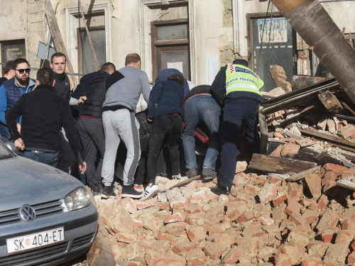 Veliki fotoizvještaj iz Petrinje: U samom centru gotovo nema zgrade koja nije razrušena