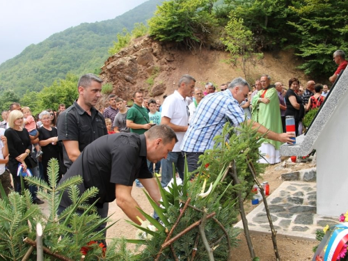 FOTO: Na Pomenu otkrivena spomen-ploča dvojici poginulih branitelja iz Rame