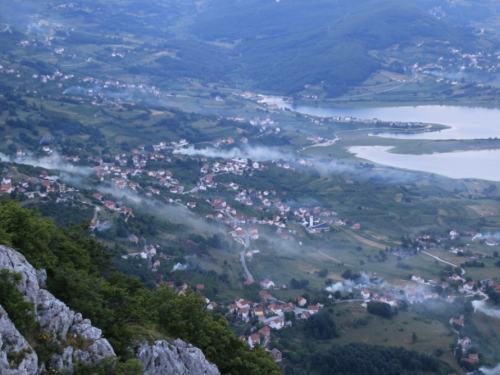 FOTO: Paljenjem svitnjaka Rama dočekuje sv. Ivu