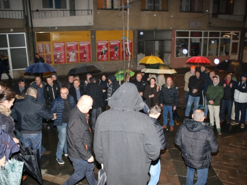 FOTO: Paljenjem svijeća u Prozoru odana počast Anti Pavloviću