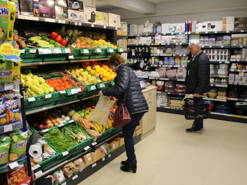 FOTO: U Prozoru otvoren Bakovićev 13. Market