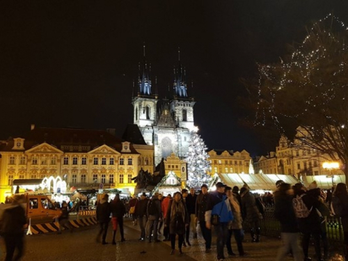 Muškarac se zapalio na glavnom trgu u Pragu