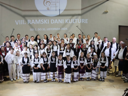 FOTO: Večer folklora u Domu kulture: Susret tradicije, glazbe i zajedništva