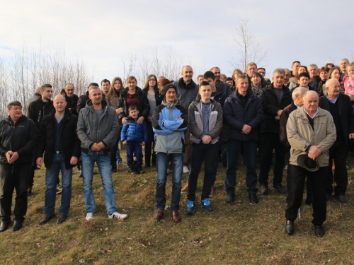 FOTO: Vlč. Stipo Knežević predvodio križni put na Uzdolu