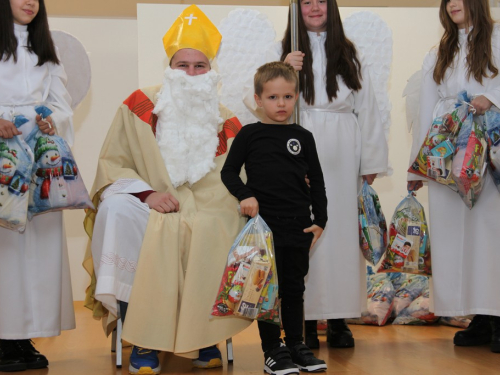 FOTO: Sveti Nikola razveselio najmlađe u župi Rumboci