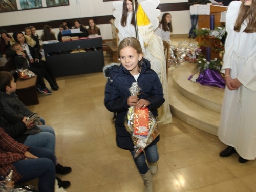 FOTO: Sv. Nikola podijelio paketiće djeci u Rumbocima