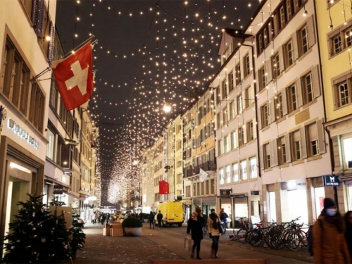 Europljani dočekuju božićne i novogodišnje praznike pod striktnim pravilima