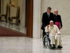 Papa po prvi put u javnosti u invalidskim kolicima