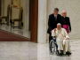 Papa po prvi put u javnosti u invalidskim kolicima