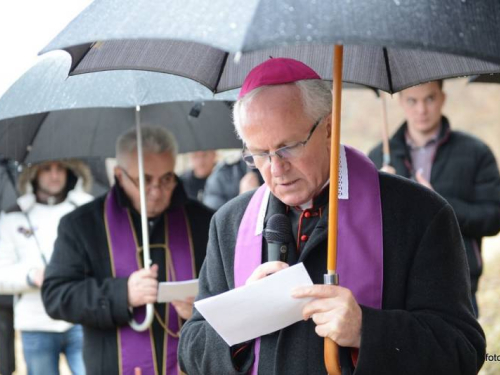 FOTO: Mons. dr. Pero Sudar predvodio misu i Križni put na Uzdolu