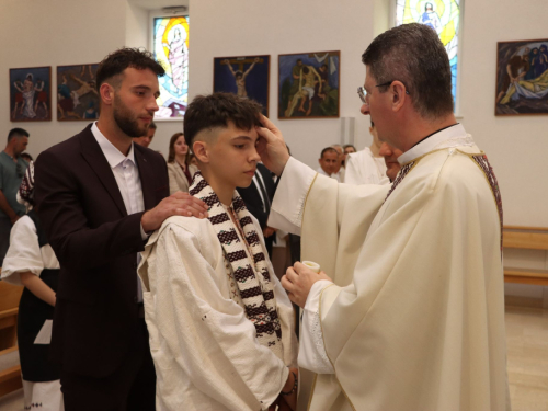 FOTO: Krizma u župi Gračac