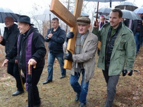 FOTO: Mons. dr. Pero Sudar predvodio misu i Križni put na Uzdolu