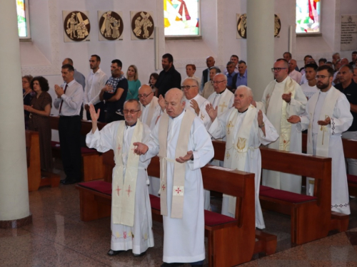 FOTO: Zlatna misa mons. Ante Meštrovića i Dan posvete crkve i duhovnih zvanja u župi Prozor