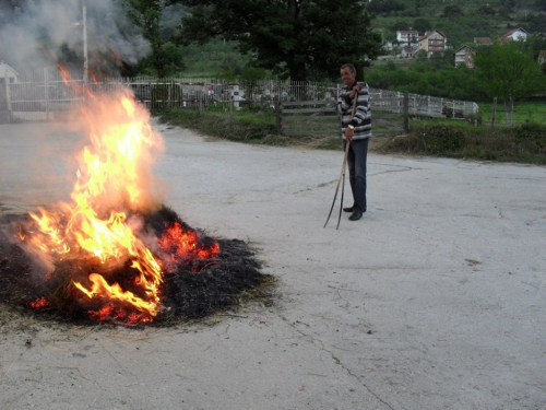 FOTO: Paljenjem svitnjaka Rama dočekuje sv. Ivu