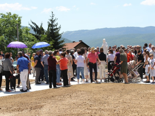 FOTO/VIDEO: U Podboru svečano blagoslovljen Gospin kip