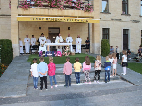 FOTO: Započela trodnevnica u župi Rama-Šćit, prvašići darovani prigodnim darovima