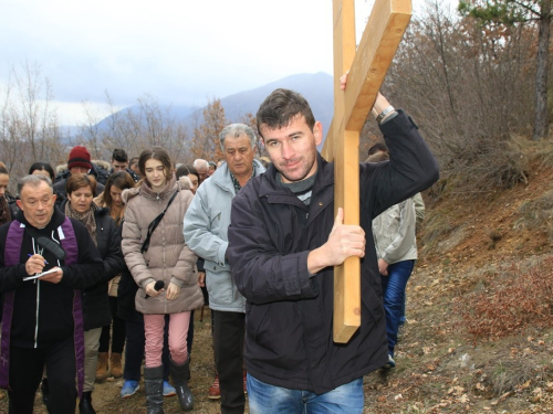 FOTO: Fra Andrija Jozić predvodio križni put na Uzdolu