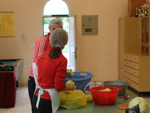 FOTO| Mladi iz Župe Prozor prikupljali hranu za socijalno ugrožene obitelji