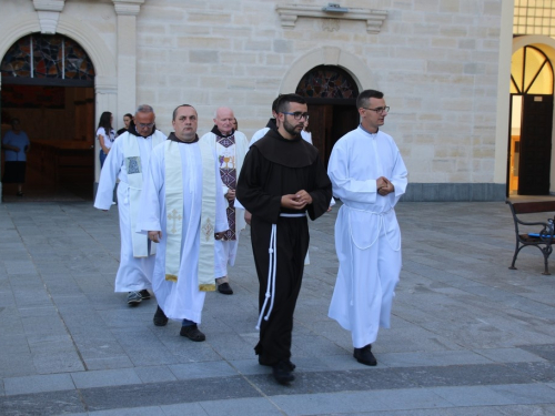 FOTO: Započela trodnevnica u župi Rama-Šćit, prvašići darovani prigodnim darovima