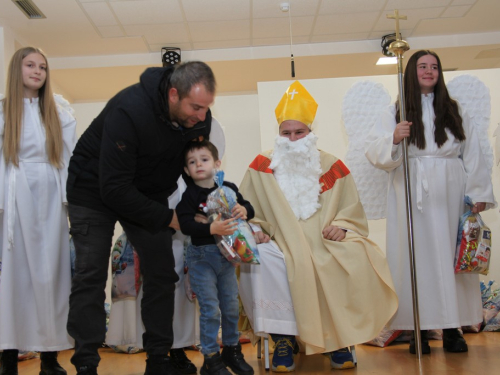 FOTO: Sveti Nikola razveselio najmlađe u župi Rumboci