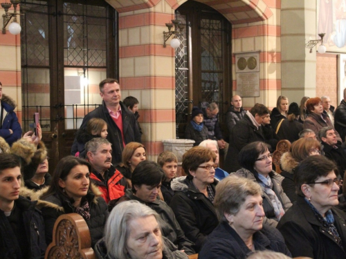 Župljani župe Prozor na grobu prvog vrhbosanskog nadbiskupa