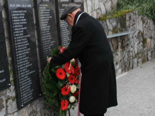 FOTO: Theodor Meron odao počast žrtvama na Uzdolu