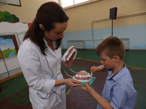 FOTO: Edukativno-zabavna predstava „Veseli zubići“