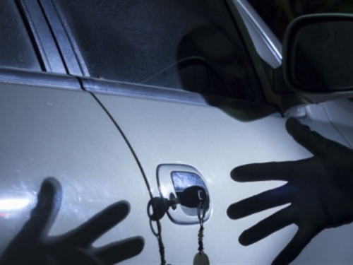 Policajac repetiranjem pištolja spriječio trojicu lopova u krađi auta