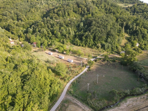 FOTO: Pokretna farma koka stigla u Ljubunce, evo gdje možete kupiti jaja