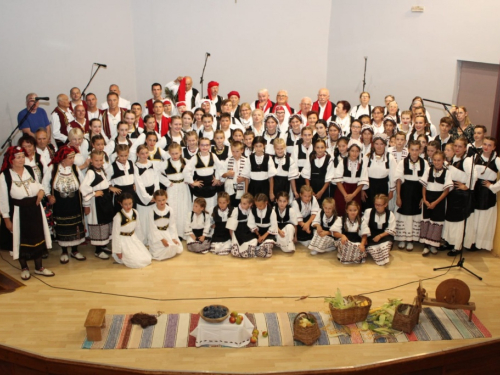 FOTO: U Prozoru održana večer folklora