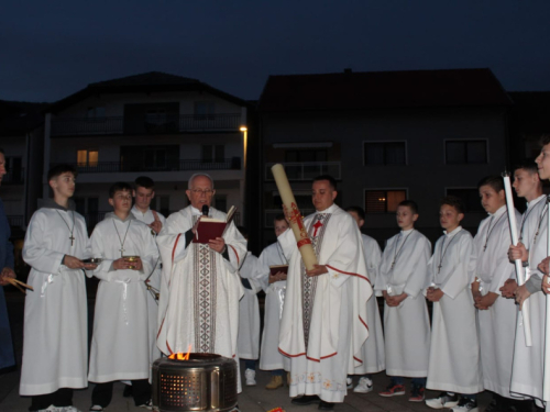 FOTO: Vazmeno bdijenje u župi Prozor