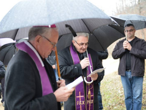 FOTO: Mons. dr. Pero Sudar predvodio misu i Križni put na Uzdolu