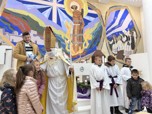 FOTO: Sv. Nikola razveselio djecu na Orašcu