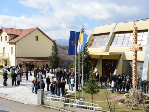 FOTO: Mons. dr. Pero Sudar blagoslovio novi križ i spomenik Stjepanu Džalti na Uzdolu