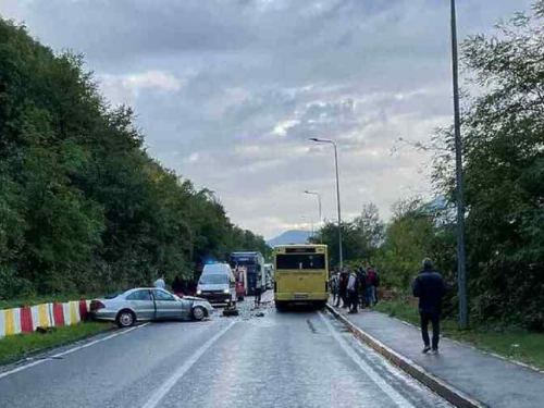 Vozač Mercedesa teško ozlijeđen u sudaru s gradskim autobusom kod Mostara