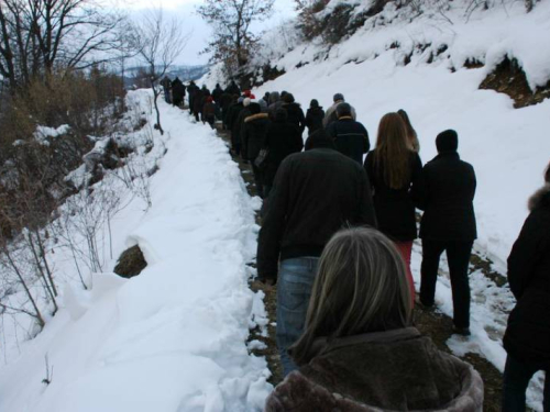 FOTO: Vlč. Ivan Karača predvodio Križni put na Uzdolu