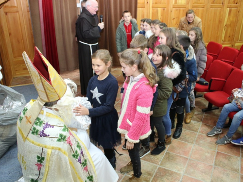 FOTO: Sv. Nikola i ove godine razveselio djecu u župi Rama Šćit