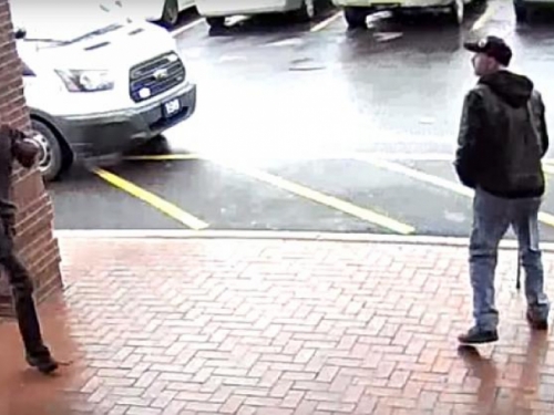 VIDEO: Naoružani kriminalac bježao od policije, građanin ga savladao jednim potezom