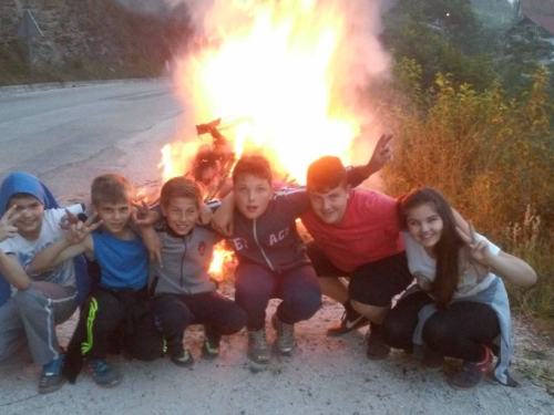 FOTO: Paljenjem svitnjaka Rama dočekuje sv. Ivu