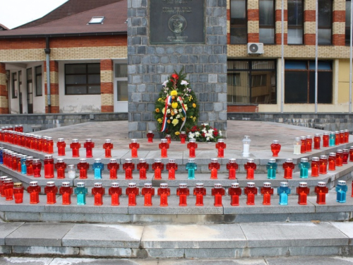 FOTO: Povodom Svih svetih u Prozoru zapaljene svijeće za poginule i preminule branitelje