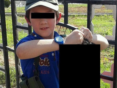 Džihadist objavio zastrašujuću fotografiju sina s odrubljenom glavom u rukama