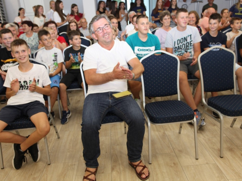 FOTO: Župljani Rumboka prigodno se oprostili od svoga župnika i vikara