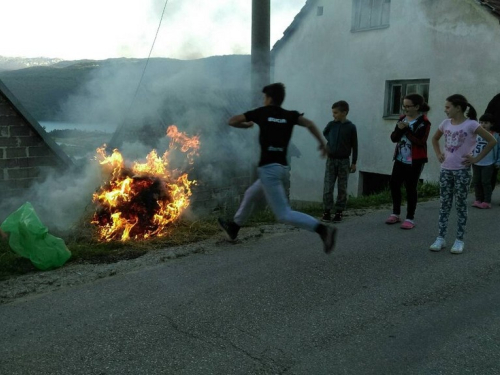 FOTO: Paljenjem svitnjaka Rama dočekuje sv. Ivu