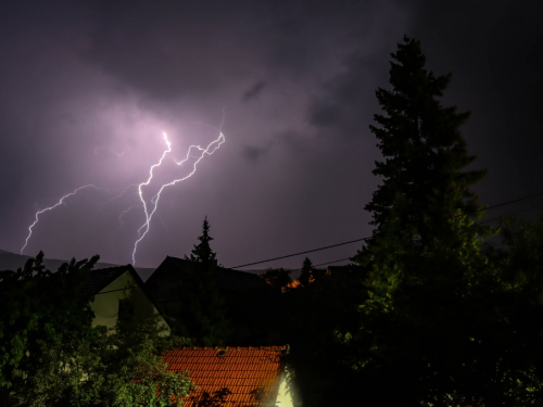 FOTO: Munje parale nebo nad Ramom