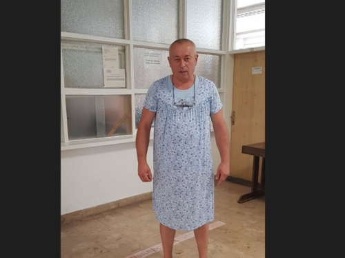 Mostar: Nisu ga pustili u šorcu, a on se vratio u haljini