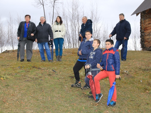 FOTO: Vlč. Ljubo Zadrić predvodio križni put na Uzdolu